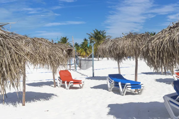 Salões de chaise vazios no fundo do mar — Fotografia de Stock