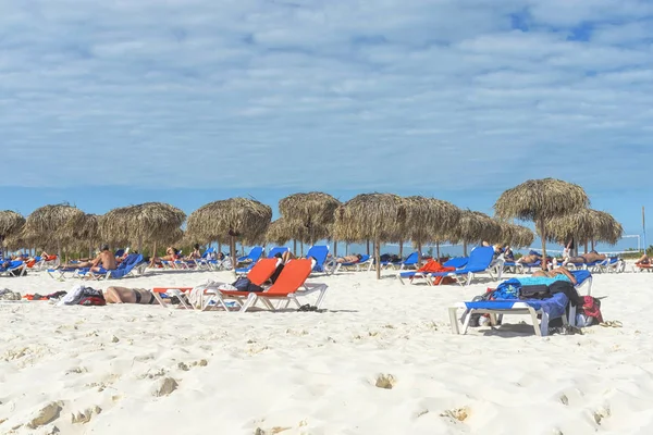 Playa de arena junto al mar, bañando a la gente y jugando a los niños — Foto de Stock