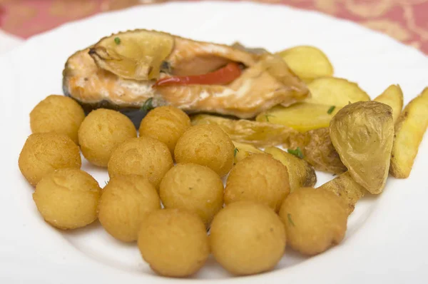 Plato de pescado en un plato — Foto de Stock