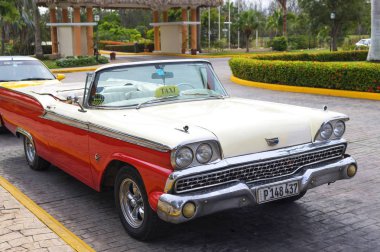 Varadero, Küba - 01 Ocak 2018: Vintage klasik Amerikan otomobil 