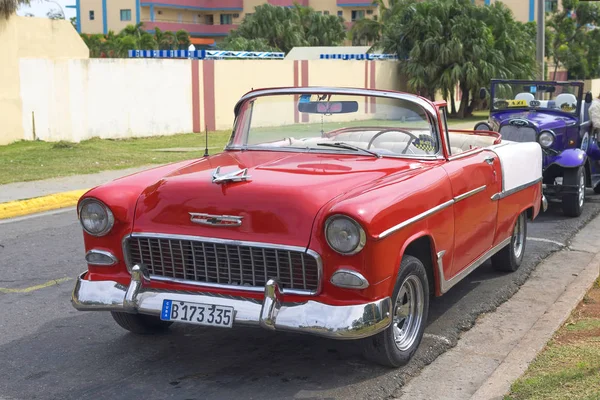 Varadero, Kuba - 2018. január 01.: Vintage klasszikus amerikai autó — Stock Fotó