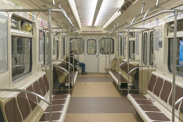 Внутри вагона метро
