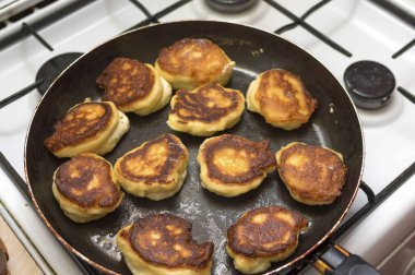 Börek veya köfte sebze yağı bir tavada kızarmış