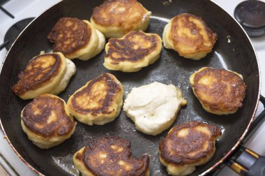 Fried krep ve bir bir tavada ham