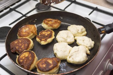 Krep veya köfte sebze yağı bir tavada kızarmış