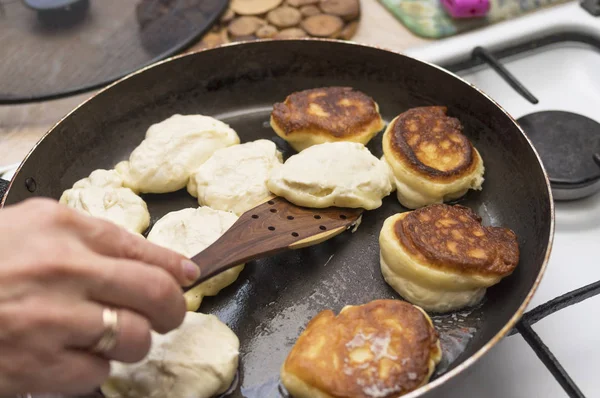 Zubereitung von Pfannkuchen, wenden Sie die gebratenen hölzernen Spachtel clos — Stockfoto