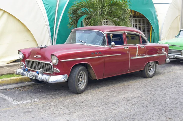 LA HABANA, CUBA - 04 DE ENERO DE 2018: Un coche retro clásico americano pa — Foto de Stock