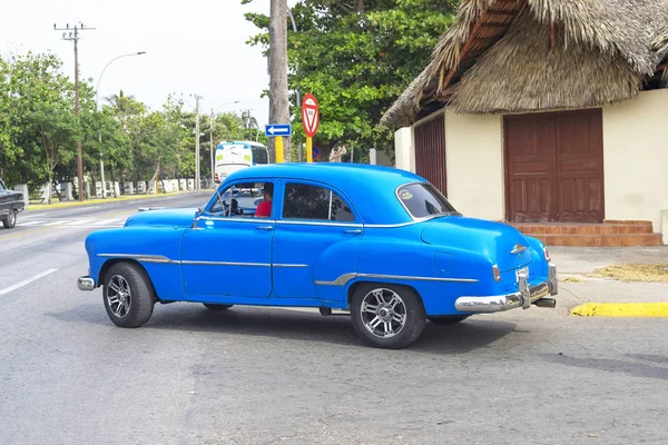 Αβάνα, Κούβα - 04 Ιανουαρίου 2018: Κλασικό αμερικανικό αυτοκίνητο ρετρό βόλτα — Φωτογραφία Αρχείου
