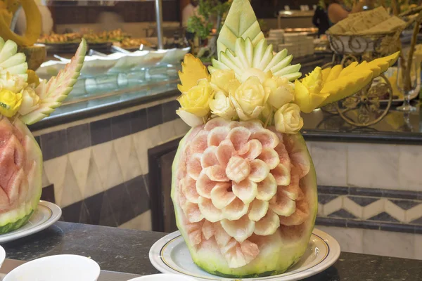 Cijfers van watermeloenen temmen het buffet — Stockfoto