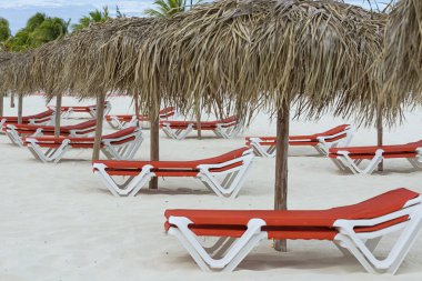 Düşük sezon, şezlong ve şemsiye boş beach