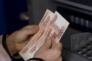 Atm elinde kağıt para