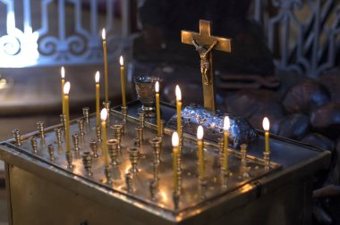 Eve, dörtgen tablo mermer veya metal masa, hücreleri f