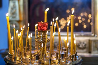 Ortodoks simgesi önünde sunak üzerinde Kilise mum yakar