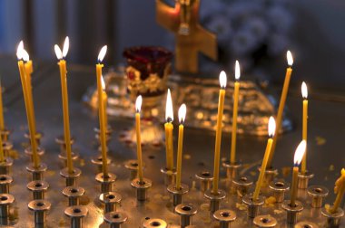 Eve, dörtgen tablo mermer veya metal masa, hücreleri f