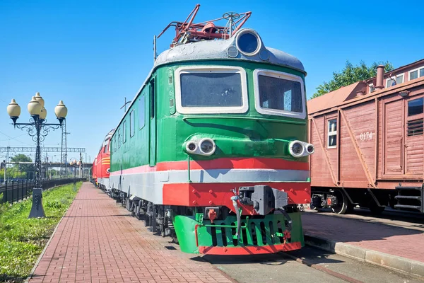 Stará elektrická lokomotiva stojí na nádraží na kolejích — Stock fotografie