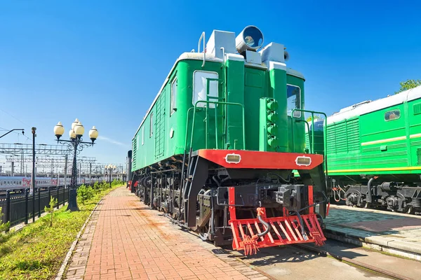 Vieja locomotora eléctrica se encuentra en la estación sobre raíles — Foto de Stock