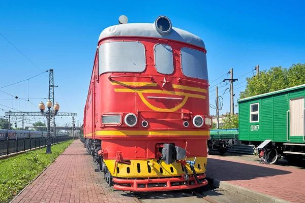 Stará dieselová lokomotiva stojí na nádraží na kolejích — Stock fotografie