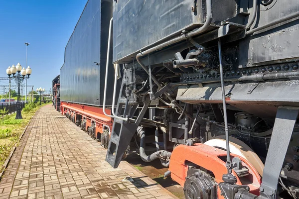 Fragment starého parního vlaku stojící na kolejích v železničním st — Stock fotografie