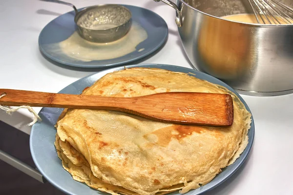 Pfannkuchen kochen, in einer Pfanne mit Teig und einem Teller mit — Stockfoto