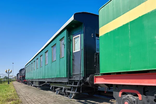 Starý osobní železniční vůz stojí na kolejích — Stock fotografie