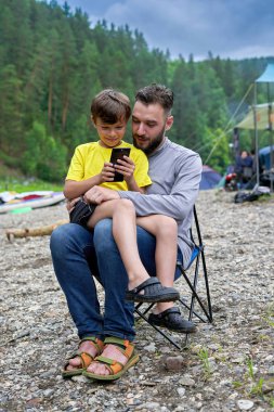 Baba ve oğulun yaz aylarında doğada selfie'leri