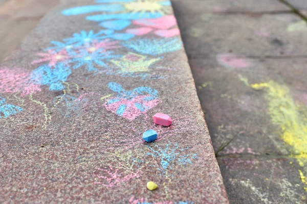 Stukken krijt en gekleurde krijttekeningen op de granieten plaat — Stockfoto