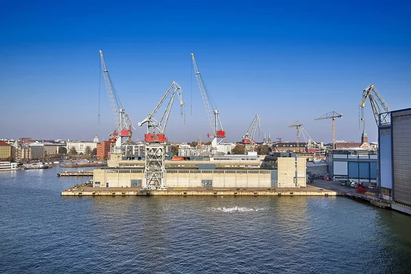 Port quai cargo avec grues sur le fond du ciel du matin — Photo