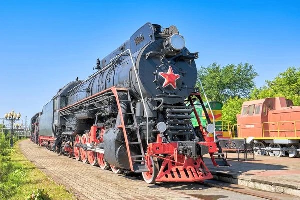 Una vieja locomotora de vapor negra con una estrella roja delante — Foto de Stock