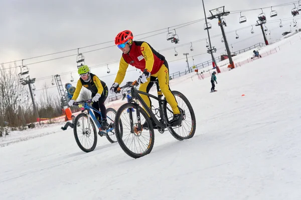 Sankt Petersburg, Ryssland - 25 januari 2020: Två cyklister ner o — Stockfoto