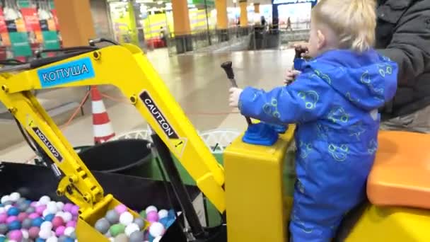A gyerek 3 évig ásott a kotrógéppel. — Stock videók