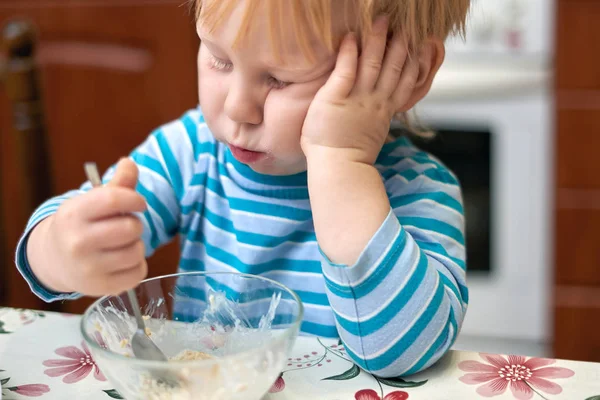 Un garçon de trois ans ne veut pas manger Le petit déjeuner penché son fromage — Photo