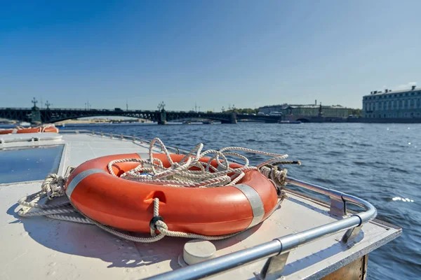 Bouée de sauvetage orange sur le toit du bateau — Photo