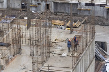 İnşaat halindeki bir evin parçası, beton levhalardan çıkan bir sürü metal çubuk.