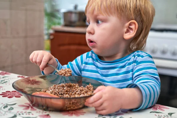 Bambino Tre Anni Tiene Cucchiaio Porridge Sul Piatto Colazione Bambini — Foto Stock