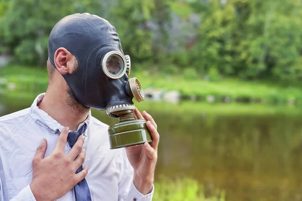 Man Met Gasmasker Tegen Achtergrond Van Het Natuurlijke Landschap Met — Stockfoto