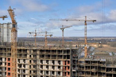 Eski çorak arazide bir yerleşim tesisi inşa ediliyor. Bir sürü çukur ve kule vinci var. Orman ve tarlalar