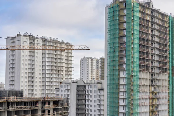 Fragmento Construcción Casas Construidas Muchos Constructores Cascos Máscaras Último Piso — Foto de Stock