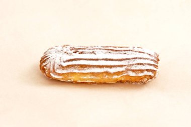 Şeker tozuyla kaplı kek, arka planda nefis pastalar.