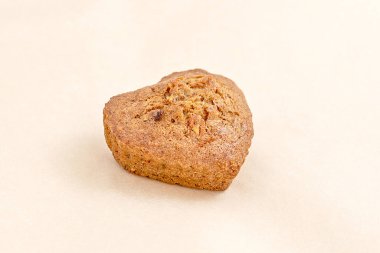 Taze hamur işleri, kalp şeklinde kahverengi pasta. Fırın ve fırın çeşitleri. Işık arkaplanına yakın plan