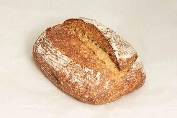 新鲜的黑麦面包呈长方形 新鲜的糕点 各种面包店和糖果店 浅色背景上的遮挡 镜框中的对角线位置 — 图库照片