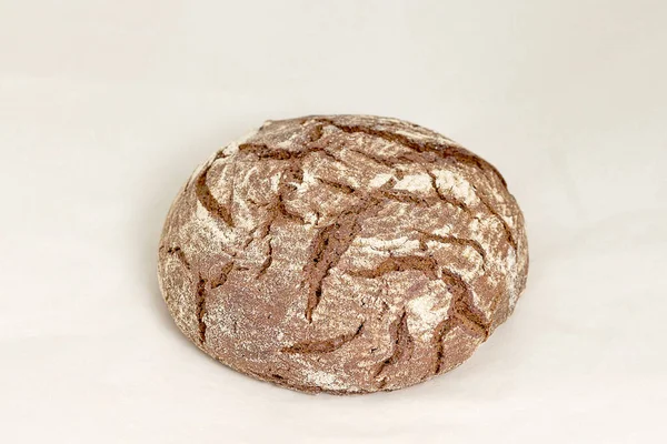 用黑麦粉做的新鲜的一轮红面包 新鲜的糕点 各种烘焙和糖果制品 浅层背景下的遮挡 — 图库照片