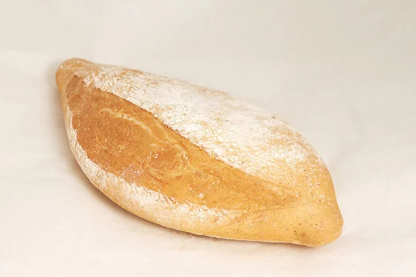 バイエルンの新鮮な白パン 新鮮なペストリー パン屋さんやお菓子の範囲 光の背景に閉じて フレーム内の斜めの位置 — ストック写真