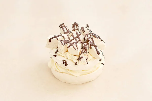 Белый Торт Безе Залитый Тёмным Шоколадом Ассортимент Хлебобулочной Хлебобулочной Крупный — стоковое фото