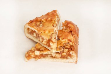 İki dilim elmalı turta. Taze pişmiş hamur işleri. Hafif bir arkaplanda yakın plan. Lezzetli ve sağlıklı fırın ve fırın ürünleri