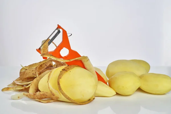 Pommes Terre Crues Pelées Peler Les Pommes Terre Outil Orange — Photo