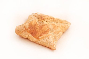 Peynirli puf böreği Khachapuri. Fırından ulusal yemek. Hafif bir arkaplanda yakın plan. Lezzetli ve sağlıklı bir fırın. Yukarıdaki görüntüyü ayır