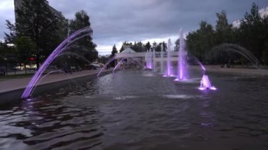 Naberezhnye Chelny, Rusya - 06 Temmuz 2019: Park 'taki fıskiyeler aydınlatıldı