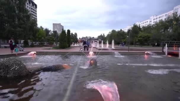 Naberezhnye Chelny,ロシア- 2019年7月6日:公園の作品の照明噴水 — ストック動画