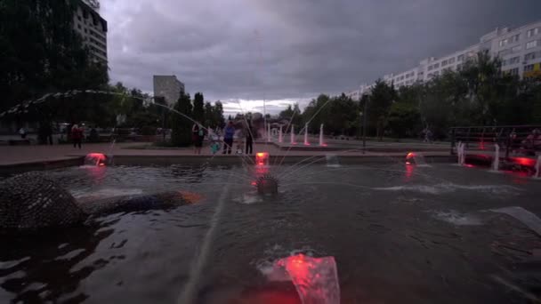 Naberezhnye Chelny, Russia - July 06, 2019: Work illuminated funtains in Park — стокове відео