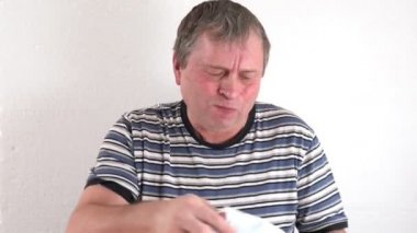 Adam gözyaşı maskesi takmak için öksürüyor. Görüntü: 19, onu terk ediyor ve maskesini çıkarıyor.